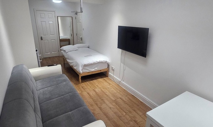 Jubilee Apartment | Cozy Studio Room in a Shared House, On street Free Parking.
