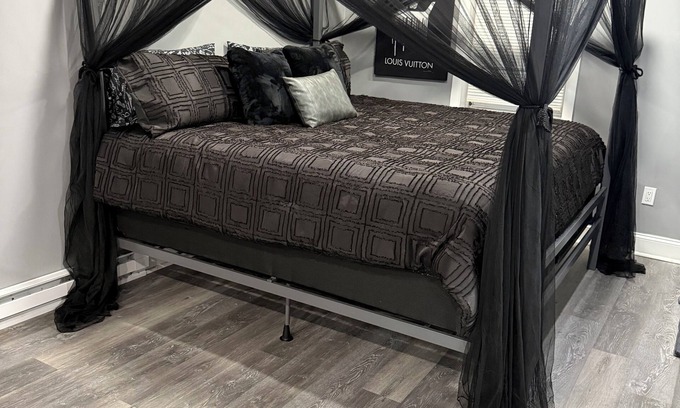 Collingdale Apartment | Cozy studio with. Beautiful King Size Bed, WiFi and AC in fabulous Collingdale