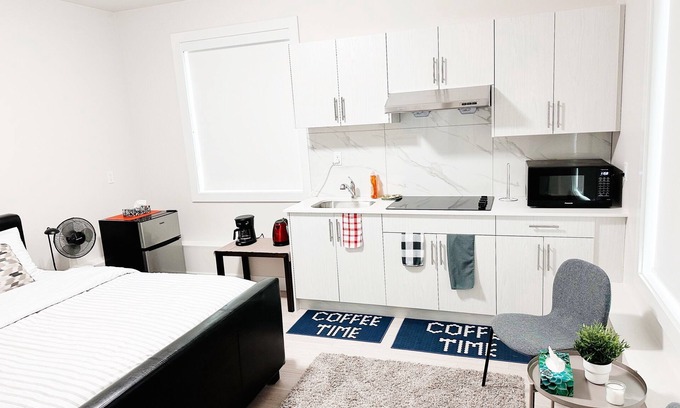 Guildford Apartment | Cozy Studio with Mountain Views