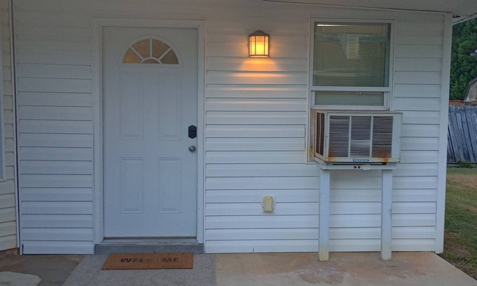 Warner Robins Apartment | Cozy studio with WiFi and AC in peaceful Warner Robins
