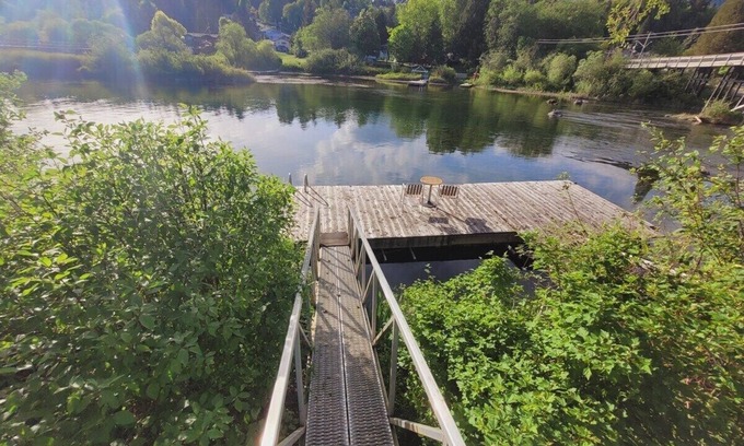 Lake Cowichan Hotel | Cozy Suite at Riverside Boutique Motel – Arbutus