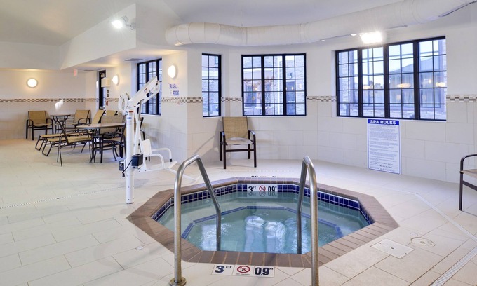 Rochester Condo | Cozy Suite in Rochester | Free Breakfast + Shared Pool & Hot Tub. Near Mayo Clinic!