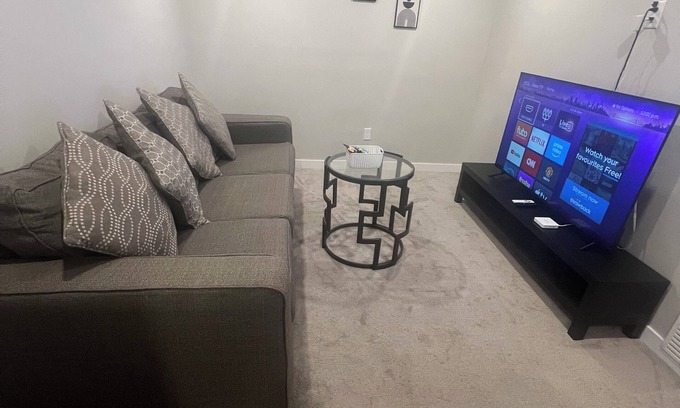 Regina House | Cozy Suite – Private Entrance, Fast Wi‑Fi & Smart TV – Family & Pet‑Friendly