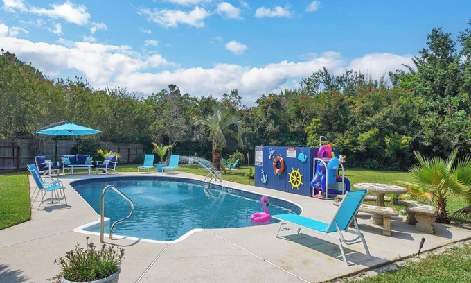 Gulf Breeze Apartment | Cozy Suite w/Private Pool minutes from Navarre Beach!