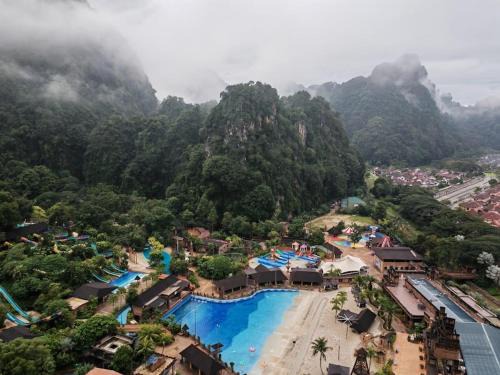 Ulu Kinta Apartment | Cozy Suite with 270 Degree Mountain and Theme Park Views