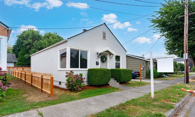 Sumner House | Cozy Sumner Home: Near Shops/Dining & Freeway Access, fully fenced, pet friendly