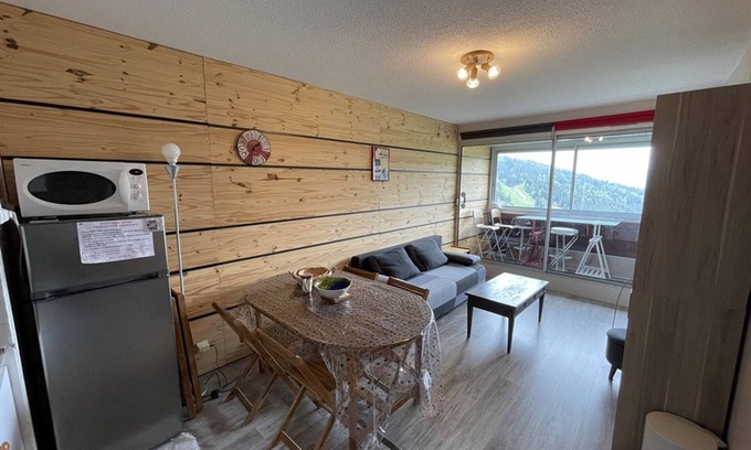 Laveissiere Apartment | Cozy T2 Cabin with Balcony, Ski Access, and Pet-Friendly