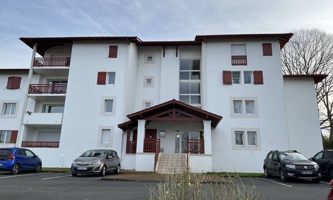 Cambo-les-Bains Apartment | Cozy T2 Near Center and Thermal Baths with Terrace, Parking, and Wi-Fi