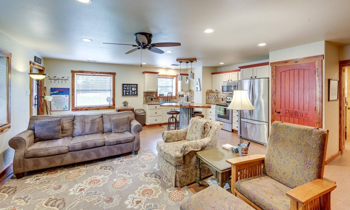 Smith County Cabin | Cozy Texas Retreat w/ Patio, Fire Pit & Grill!