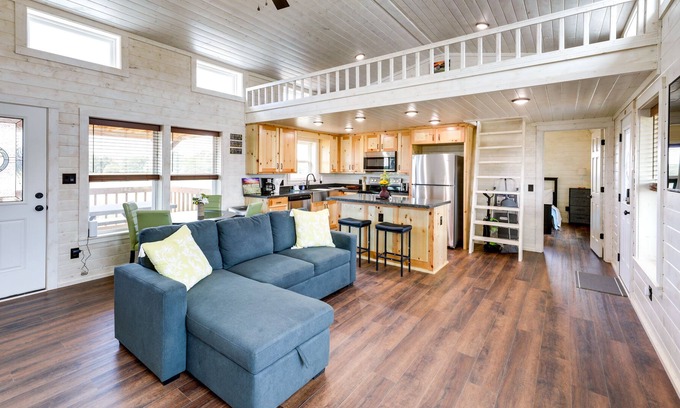 Paige Cabin | Cozy Texas Retreat w/ Covered Deck & Private Pond!