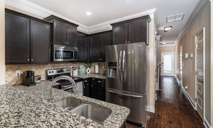 Normal House | Cozy three bedroom 7 minutes from MidCity/Orion Amphitheatre