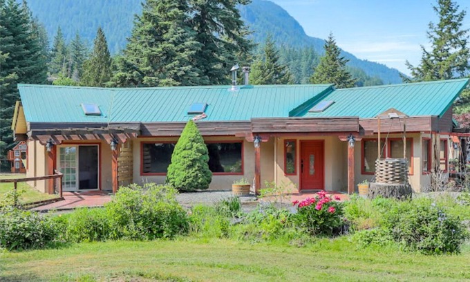 Hope House | Cozy Three Bedroom House In Hope BC!