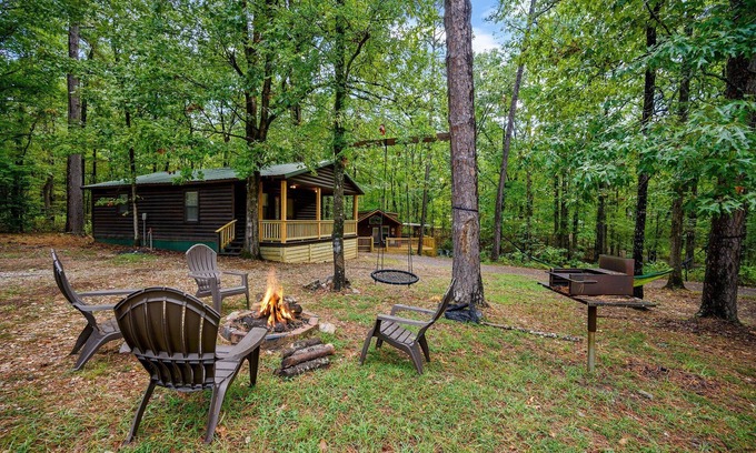 Broken Bow Cabin | Cozy Tiny Cabin Retreat w/HotTub & flat top grill