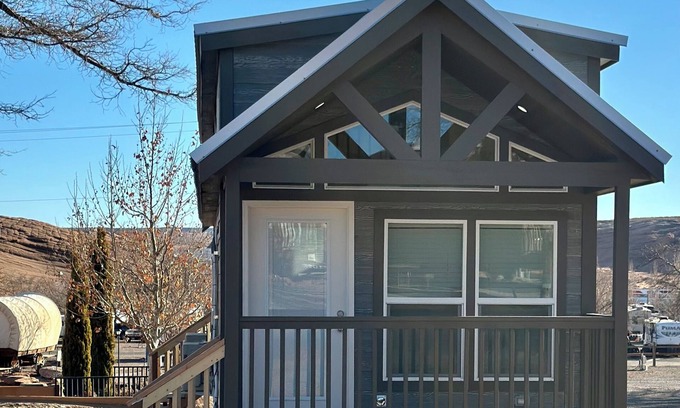 Page Villa | Cozy Tiny Home King Room #18A