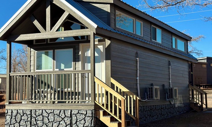 Page Villa | Cozy Tiny Home King Room #18B
