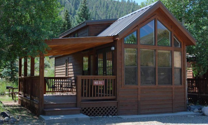 Almont Cabin | Cozy "Tiny Home" style Cabin Perfect for Couples and Families