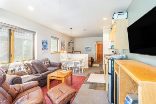 Telluride House | Cozy Tomboy Studio with private deck