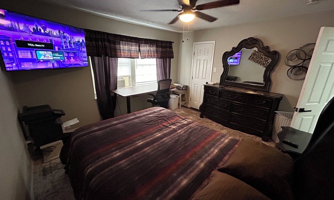 Humble Apartment | Cozy Townhome 4 miles from IAH