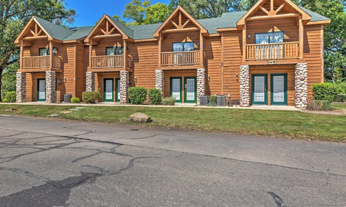 Utica Villa | Cozy Townhome, Half Mi to Starved Rock State Park!
