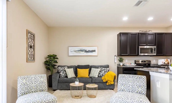Riverview House | Cozy Townhome near Downtown Tampa/Busch Gardens