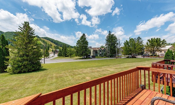 McHenry House | Cozy Townhome w/Views, Hot Tub & Fireplace