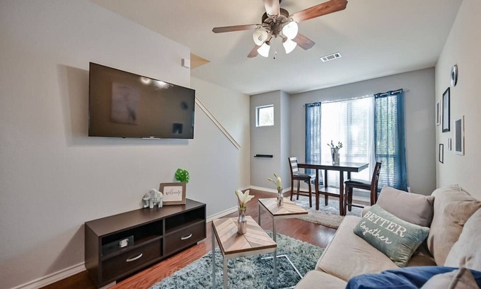 Central Arlington Condo | Cozy Townhome walk to UTA, Downtown, mins to AT&T