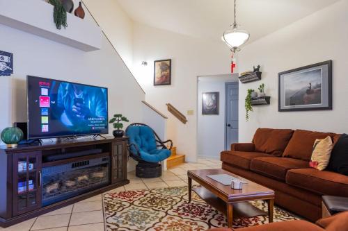 North Mountain House | Cozy Townhouse with Community Pool Near ASU West