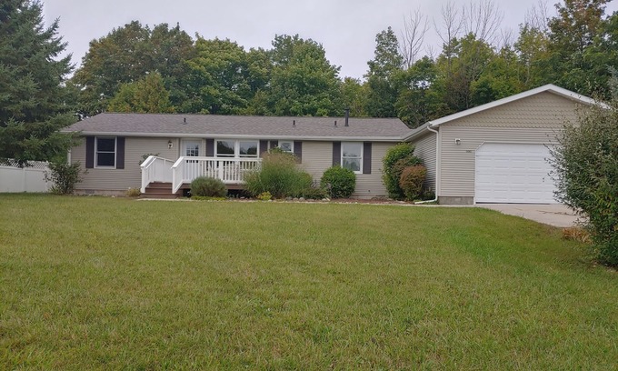 Traverse City House | Cozy Traverse City Hilltop Retreat 3 BD & 2 BTH
