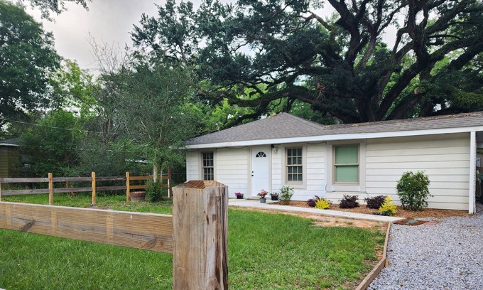 West Pensacola House | Cozy "Tree House" centrally located, 20 minutes to Perdido or Pensacola Beach!