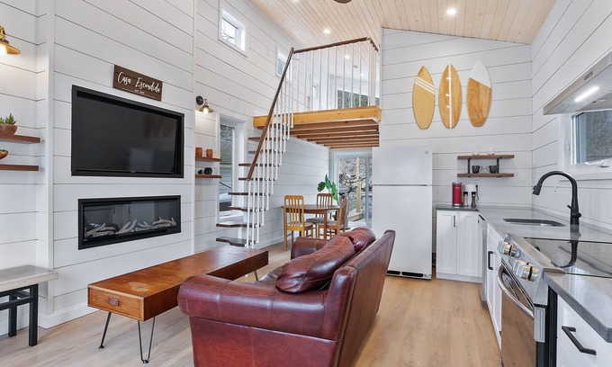Turkey Point Cabin | Cozy Turkey Point Tiny Home 1 min walk to the beach with Jacuzzi Hottub!