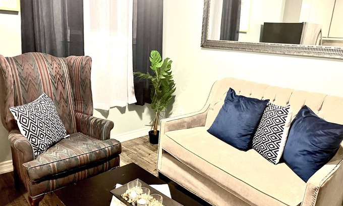 Brampton House | Cozy two bedroom apartment close to Downtown