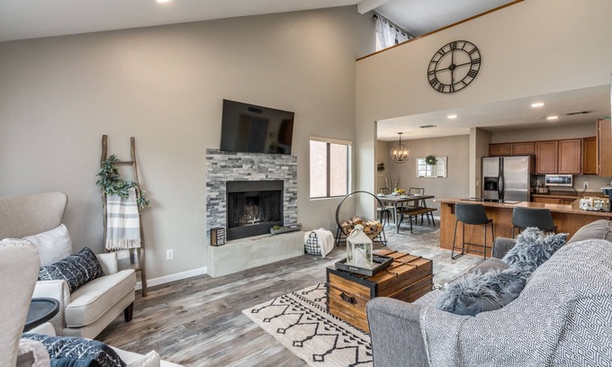 Tucson House | Cozy, Unique, Clean Condo walking distance from Sabino Canyon Tours!