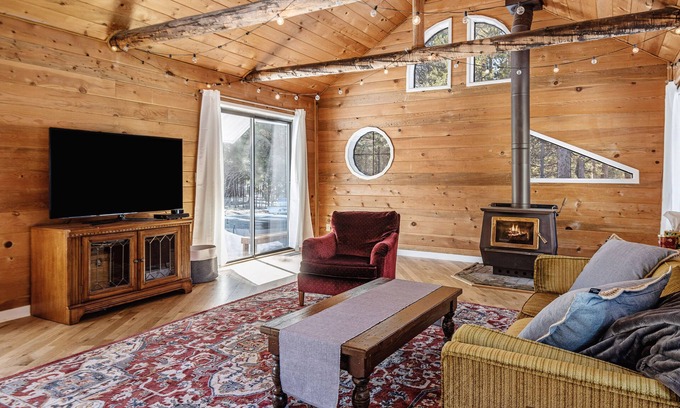 La Pine House | Cozy, Unique Geodesic Home in La Pine has Wood Stove, Private Deck, Hot Tub!