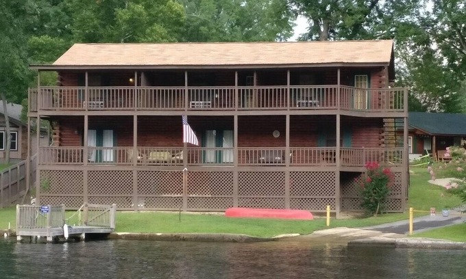 Mountain Pine House | COZY UNIT #3 WATERFRONT LOG CABIN