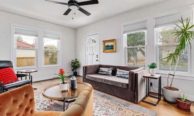 Clarksville House | Cozy Unit + Minutes to Downtown - Ivory II