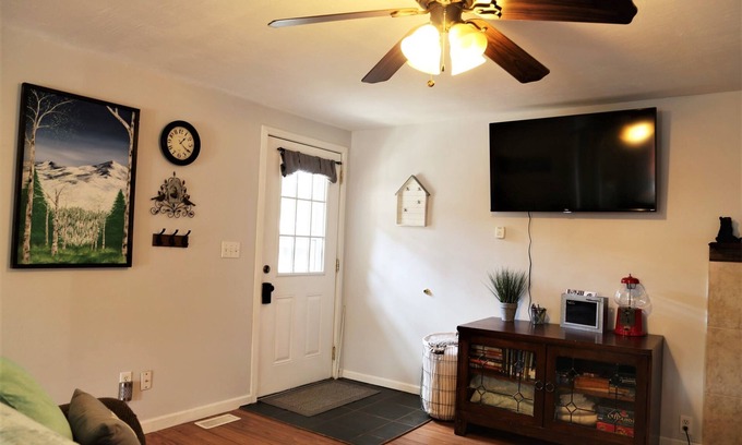 Woodland Park House | Cozy Updated Townhouse with Private Deck and Mountain Views