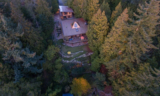Gibsons House | Cozy Upscale Getaway - Fantastic Location