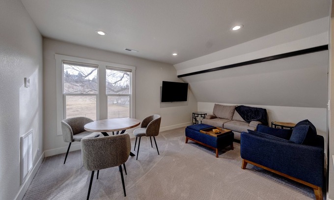 Sheridan Apartment | Cozy, upstairs, fully remodeled 1-bedroom apartment. With AC and WiFi