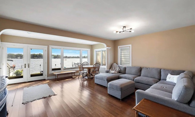 Drayton Plains House | Cozy, Lake Front Home & Near Ski Resort