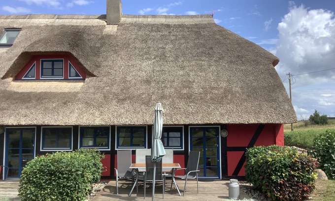 Zarnitz Apartment | Cozy vacation apartment with thatched roof on the Achterwasser
