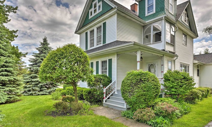 Elma House | Cozy 'Victoria House': 14 Mi to Downtown Buffalo!