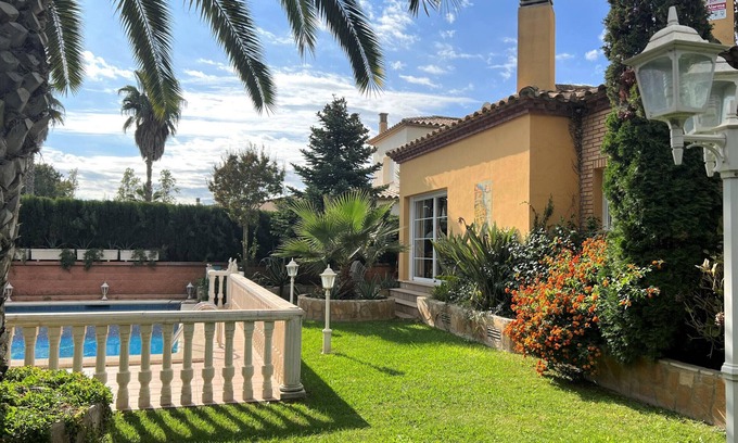 Sant Pere Pescador House | Cozy Villa with Pool, Garden, BBQ, A/C & WiFi Near Beach - Pet Friendly