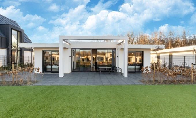Zeewolde Villa | Cozy Villa with Lakeside Views