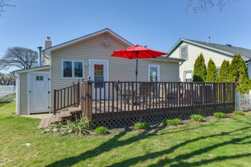 Villas House | Cozy Villas Cottage with Deck, half Block to Beach!