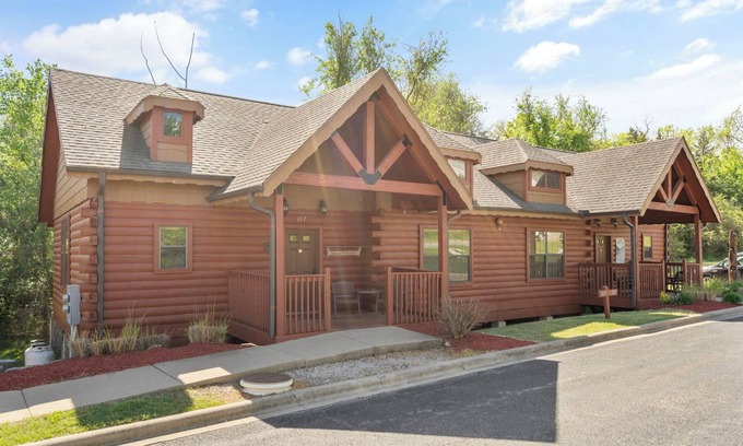 Branson Theater District Cabin | Cozy Walk-in Cabin with Gas Fireplace - 2 Minutes from Branson Shopping!