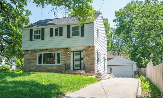 Des Moines House | Cozy Waterbury VRBO next to Willow on Grand Events Center and Val Air Ballroom