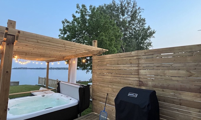 Brighton House | Cozy Waterfront Home near Prince Edward County With Gorgeous Lake Views