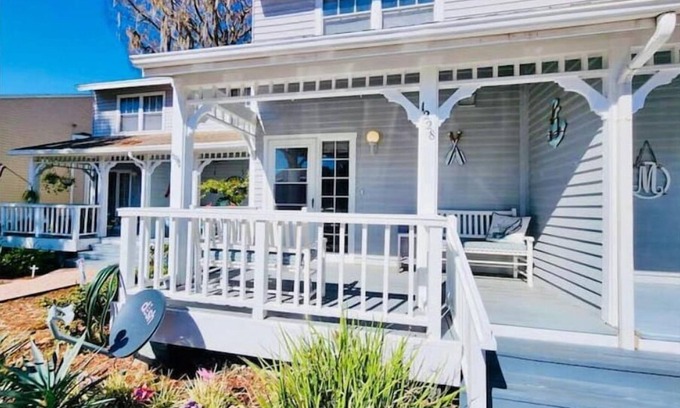 Inverness House | Cozy Waterfront home w/kayaks/Lake Henderson/Withlacoochee Bike Trail/Springs