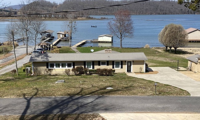 Scottsboro House | Cozy Waterfront Home With Boathouse
