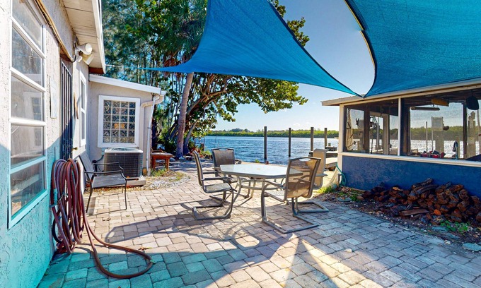 Ruskin House | Cozy waterfront home with nautical charm, dock access & firepit - dog-friendly